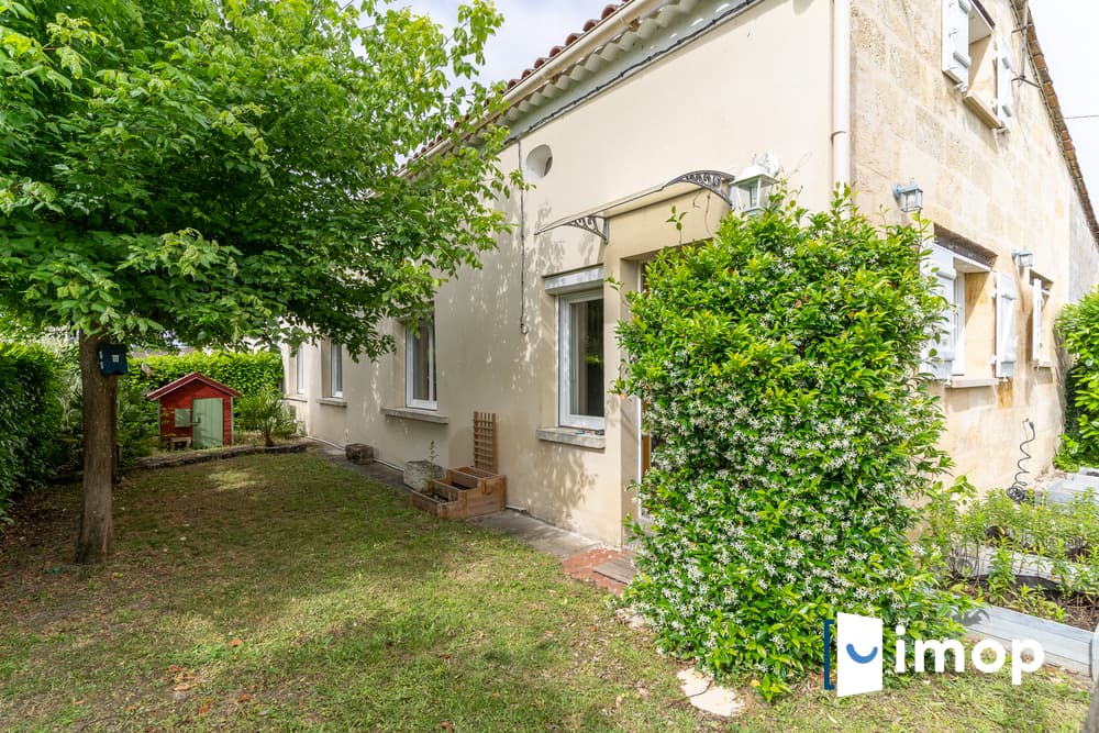 Maison en pierre avec jardin